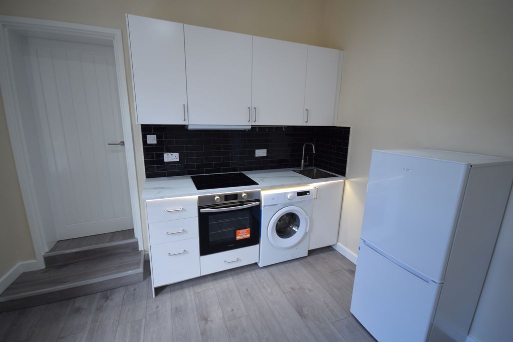 Property photo 3 of 7 Kitchen