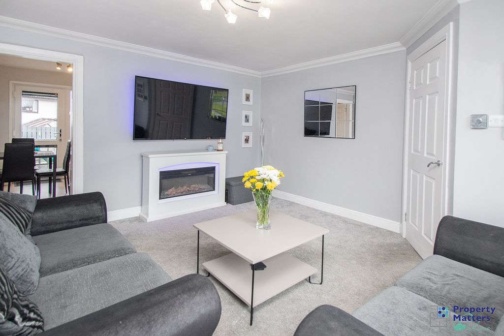 Property photo 3 of 23 Lounge