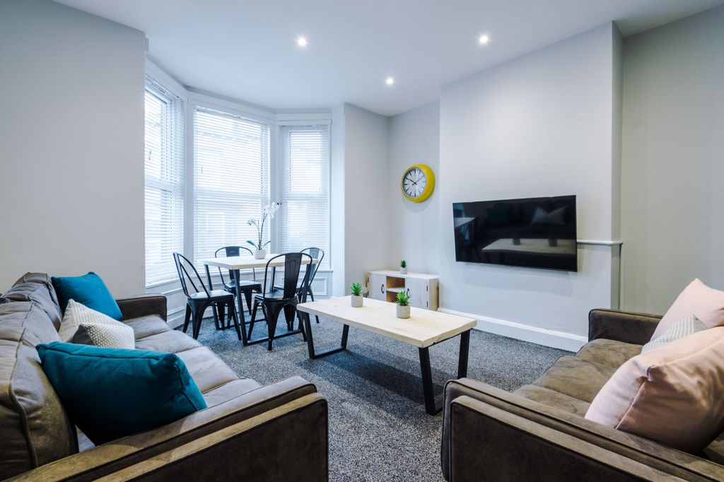 Property photo 1 of 19 23 Norwood Terrace, Living Room 1
