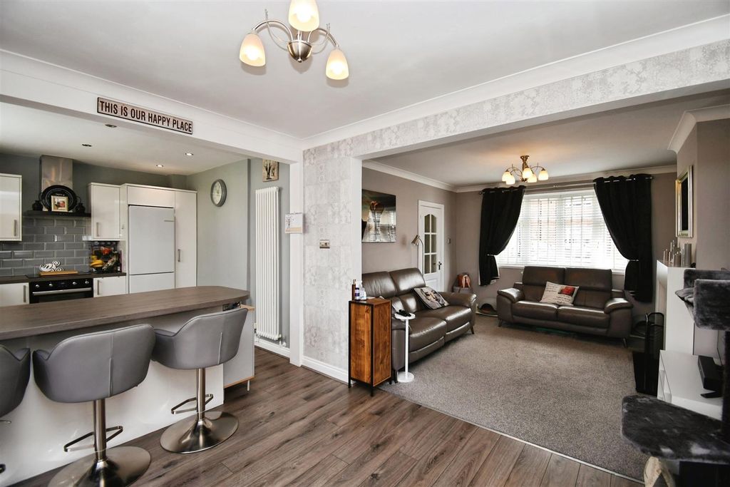 Property photo 2 of 12 Lounge