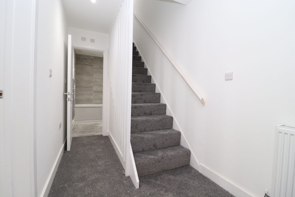 Property photo 2 of 6 Flat 3 1