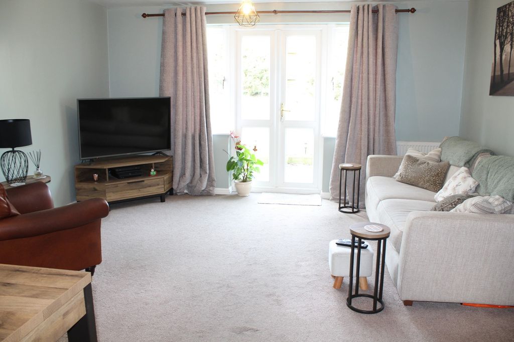 Property photo 3 of 12 Lounge Picture 2