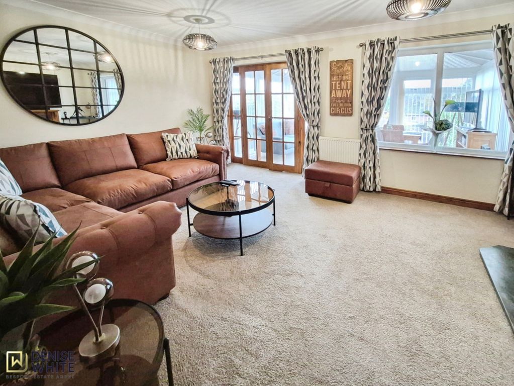 Property photo 2 of 32 Lounge