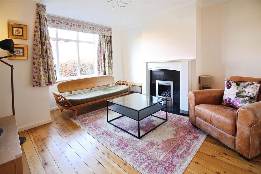 Property photo 3 of 11 Living Room