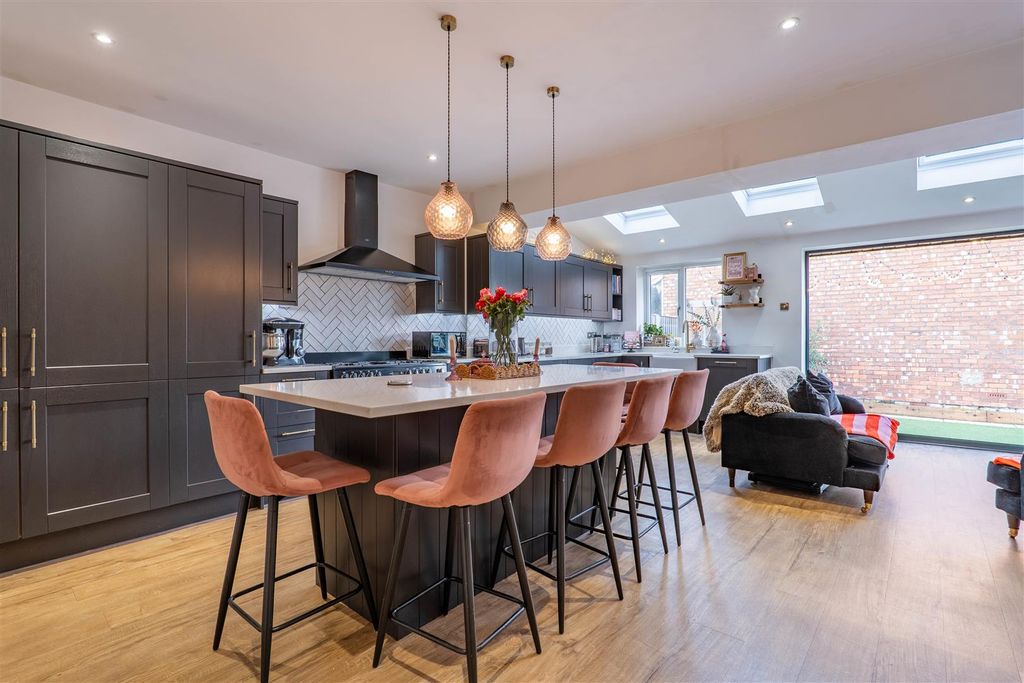 Property photo 3 of 27 Kitchen/Breakfast Room