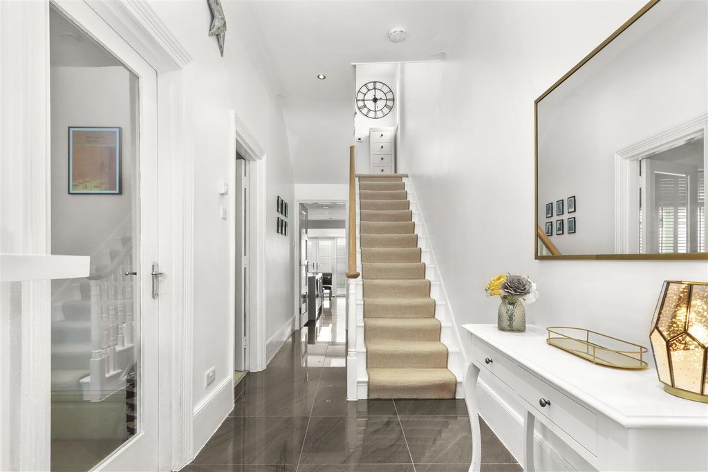 Property photo 2 of 33 Entrnce Hall