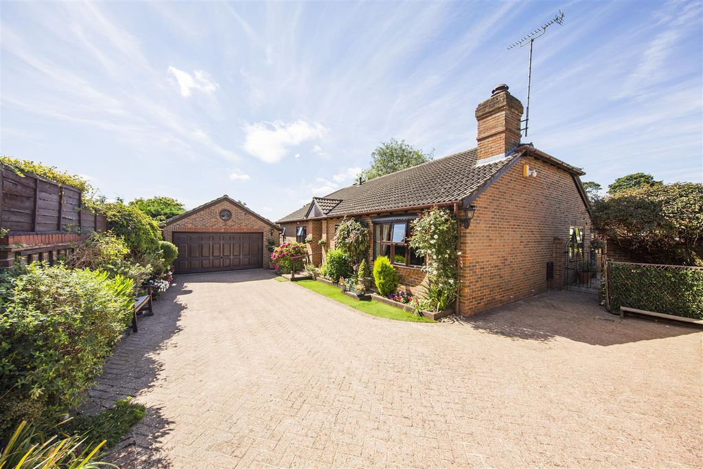 Property photo 1 of 29 Private Drive &amp; Double Garage