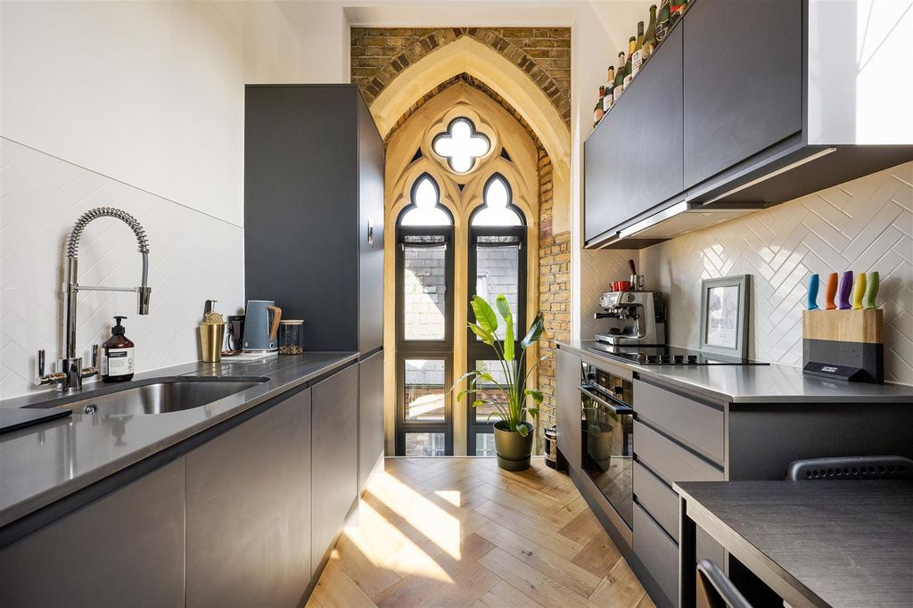 Property photo 1 of 28 Arcadia Street, E14