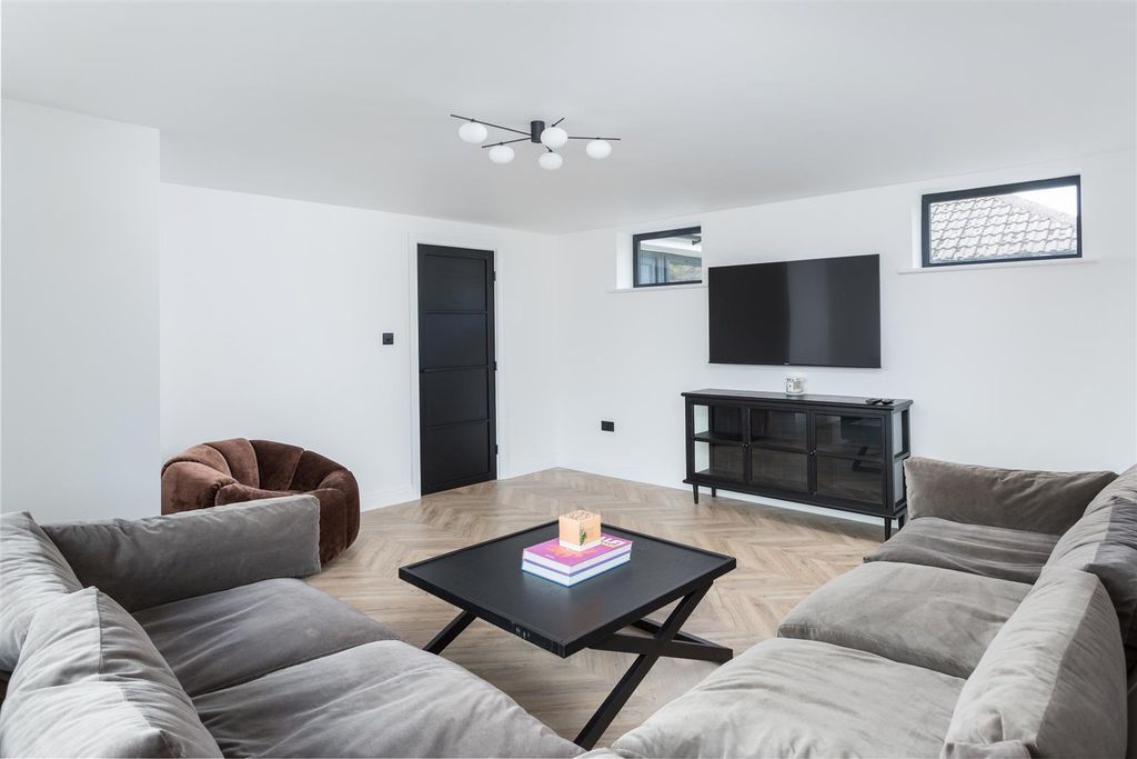 Property photo 2 of 26 10 Tredgold Close-08.Jpg