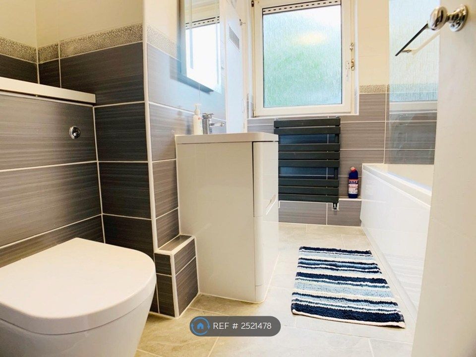 Property photo 2 of 10 Bathroom