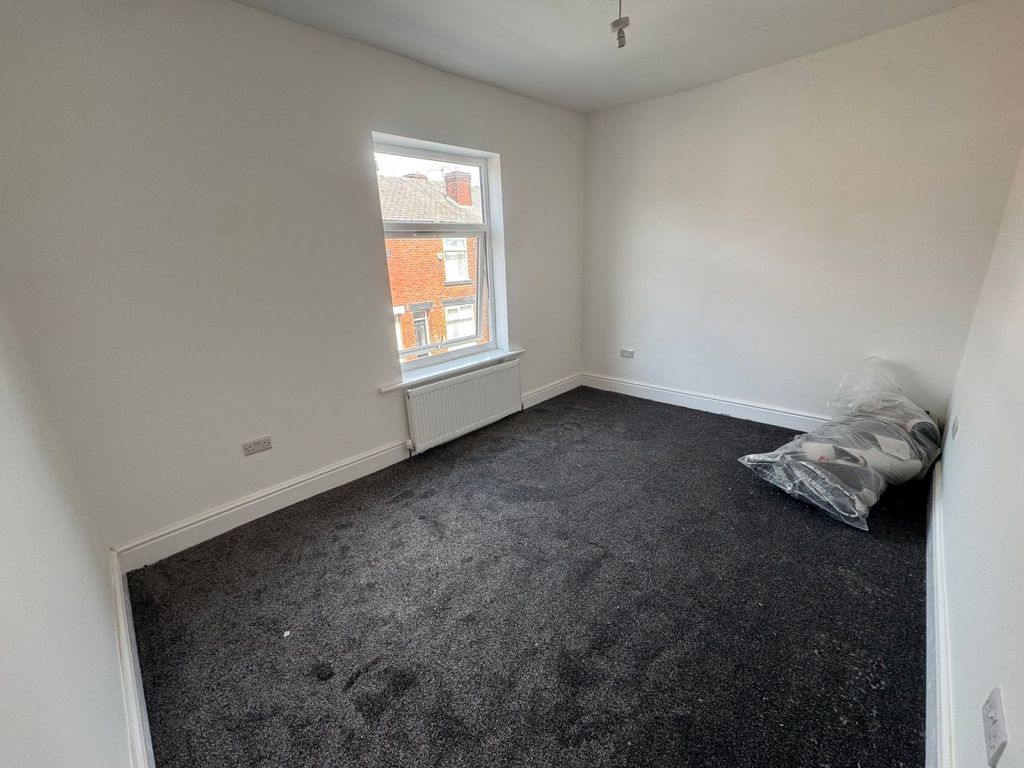 Property photo 3 of 8 Bright And Freshly Painted Double Bedroom Featurin...