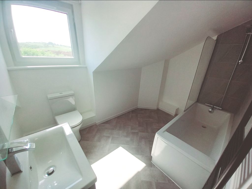 Property photo 3 of 9 Bathroom