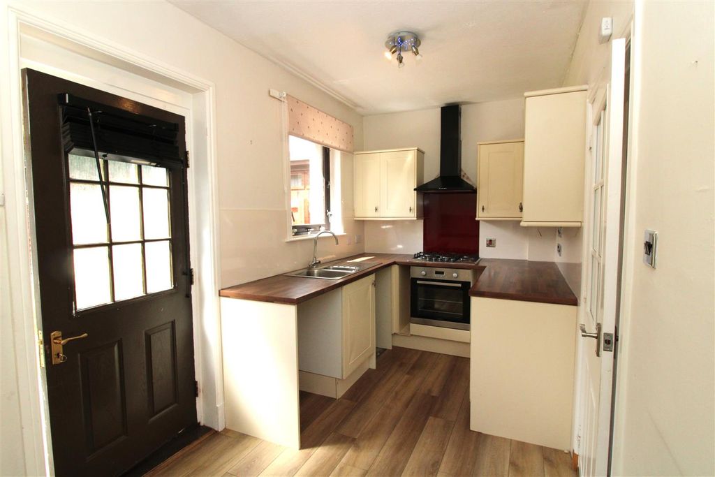 Property photo 3 of 11 Kitchen