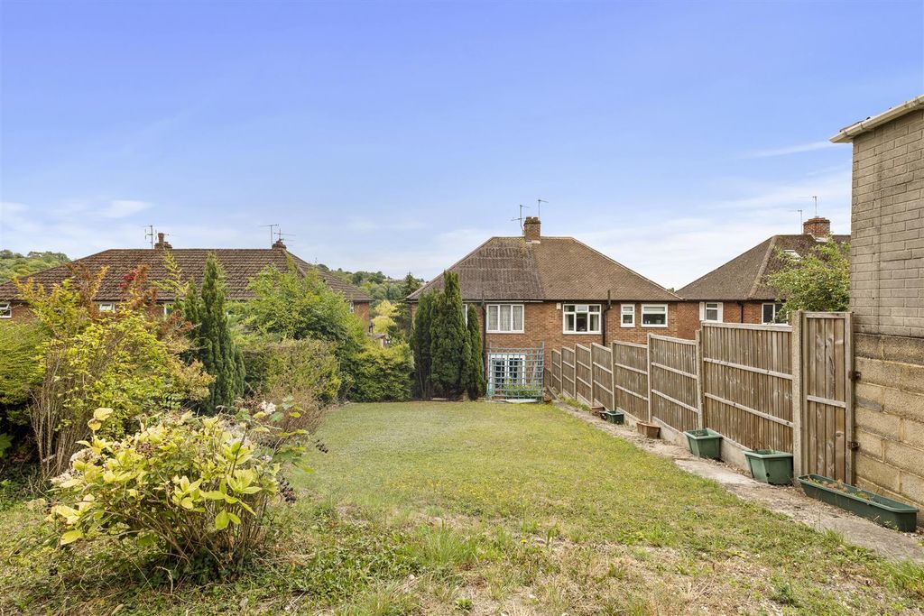 Property photo 2 of 13 46 Buckingham Drive, Hp13 7Xs-12.Jpg