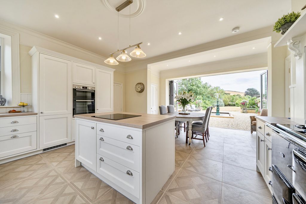Property photo 3 of 17 Kitchen / Breakfast Room