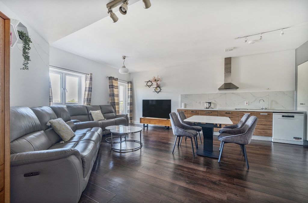 Property photo 3 of 17 Living/Kitchen