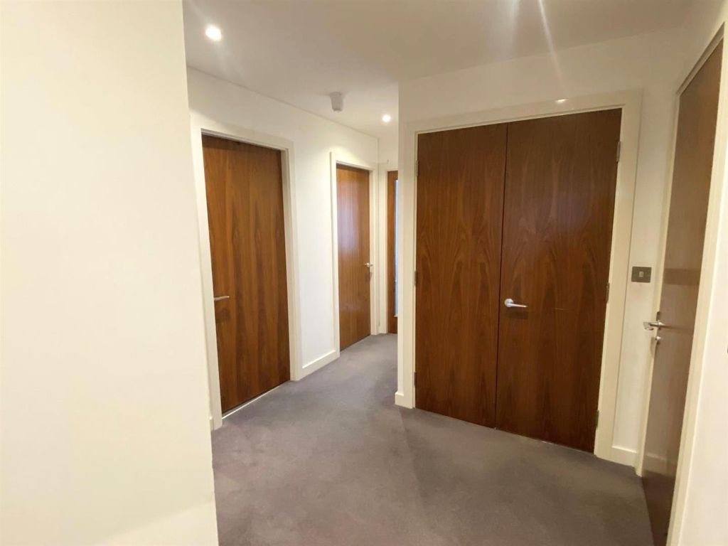 Property photo 2 of 11 50 Princes Dock Hallway 2024.Jpg