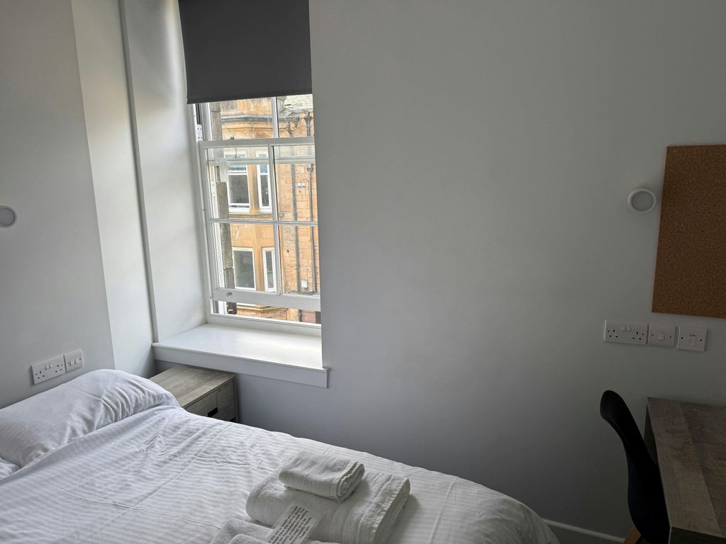 Property photo 3 of 9 Bed 2 Resized.Jpg