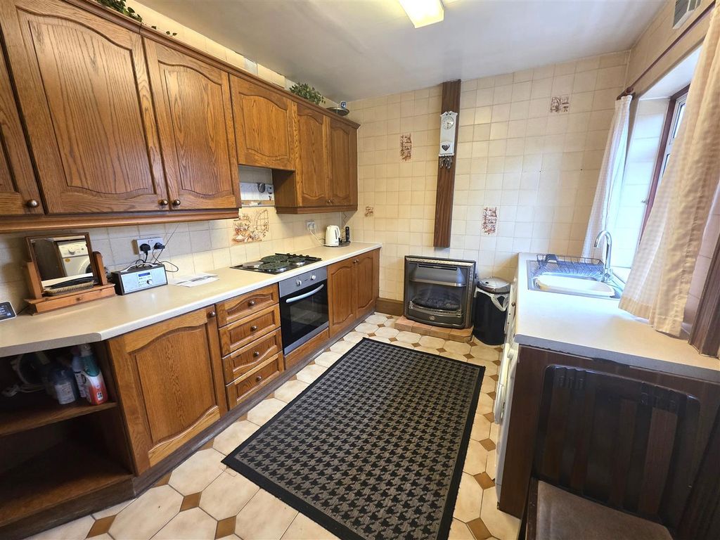 Property photo 3 of 16 Kitchen