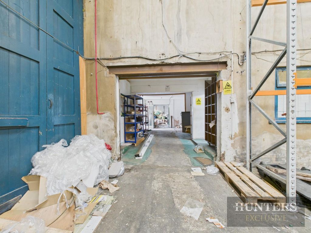 Property photo 3 of 31 Cam05316G0-Pr0258-Still007.Jpg