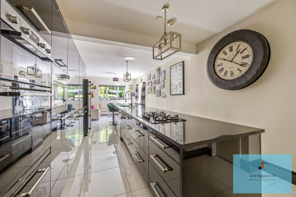 Property photo 3 of 18 Kitchen
