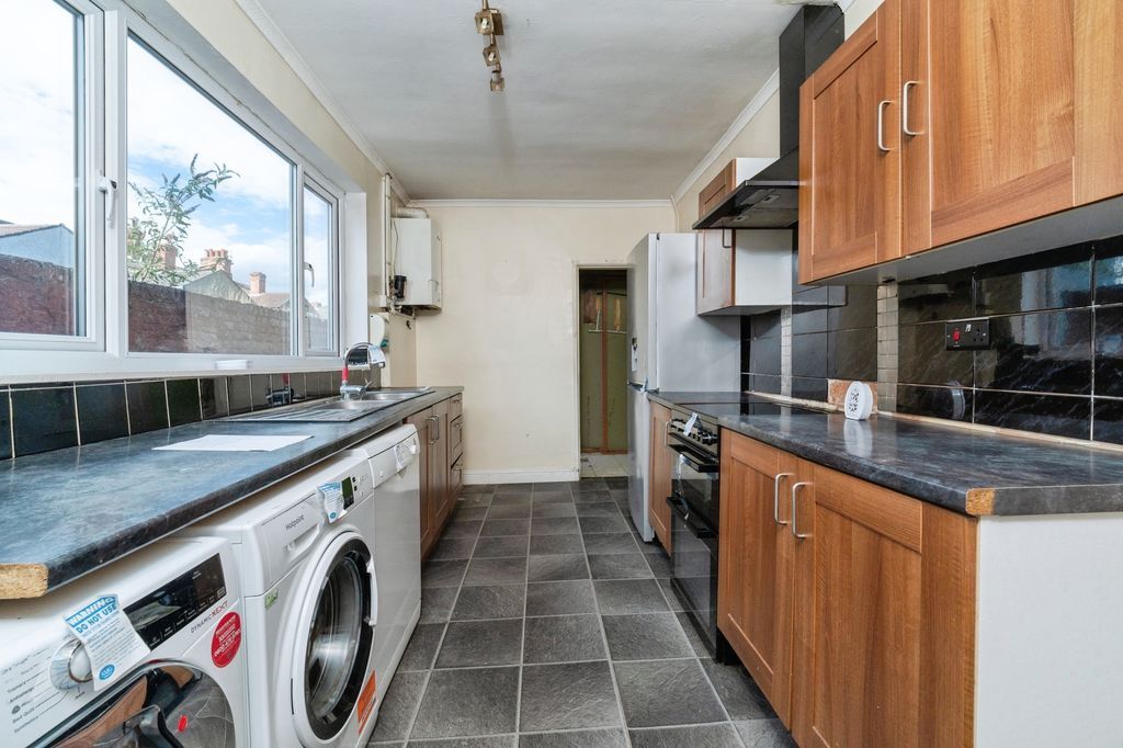 Property photo 3 of 14 Kitchen Pic 1