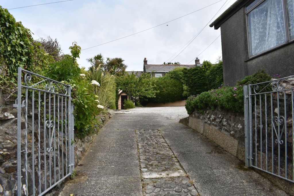 Property photo 3 of 17 Gated Drive