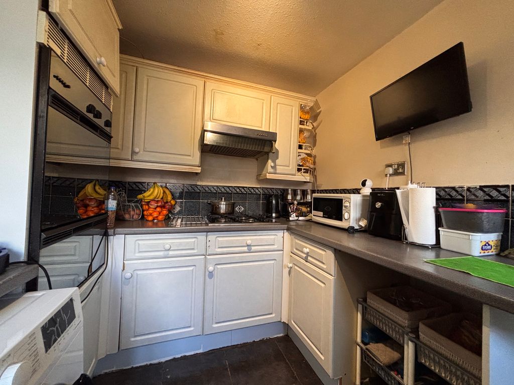 Property photo 3 of 10 Kitchen