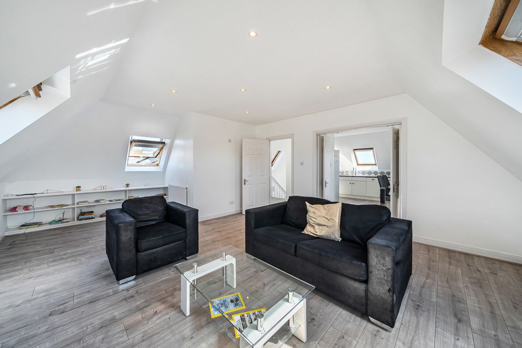 Property photo 2 of 25 1336022-7-689601c...