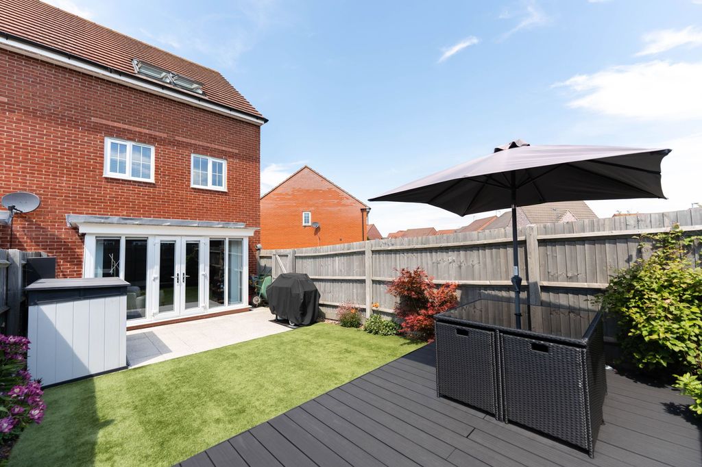 Property photo 2 of 32