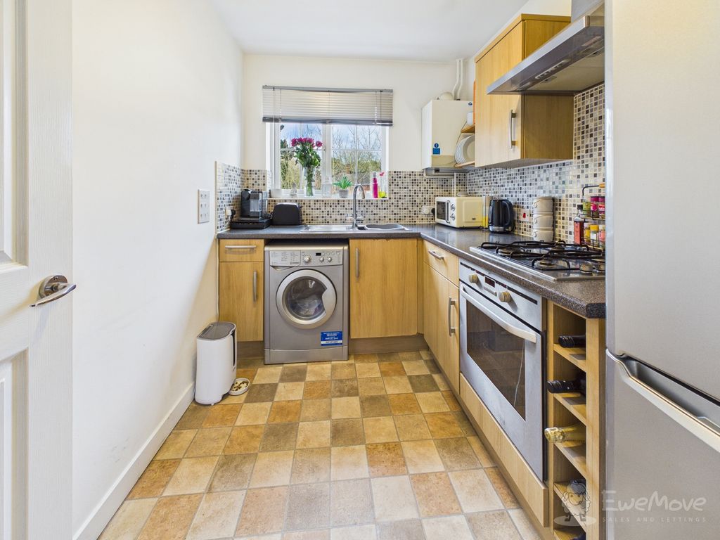 Property photo 2 of 8 Kitchen