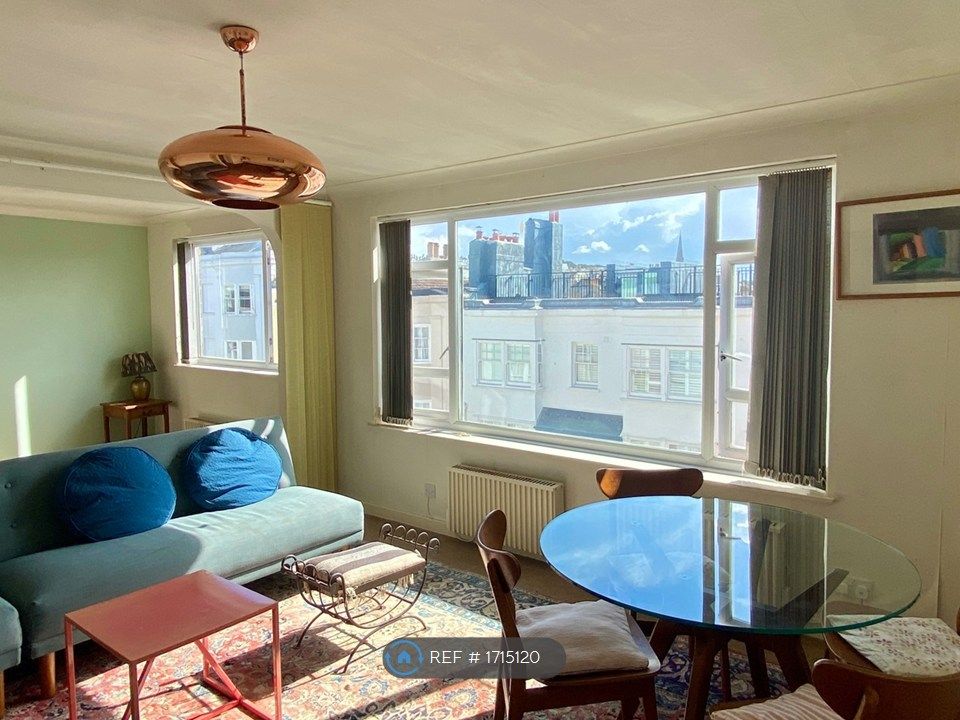 Property photo 1 of 11 Bright East Facing Lounge