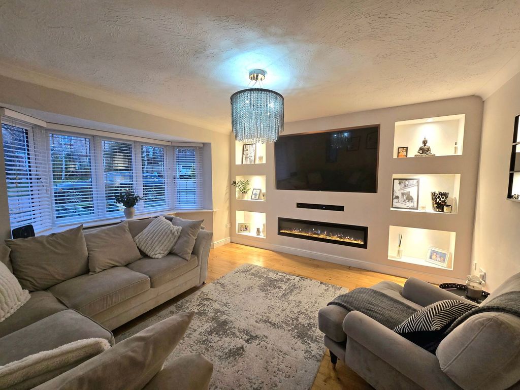 Property photo 2 of 32 Lounge