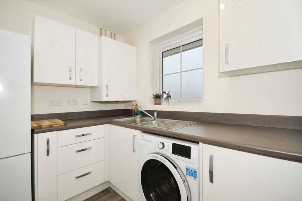 Property photo 3 of 19 Kitchen