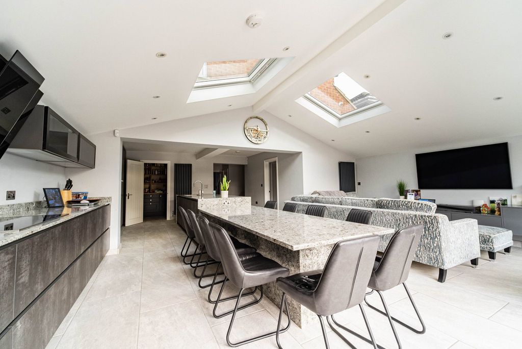 Property photo 2 of 39