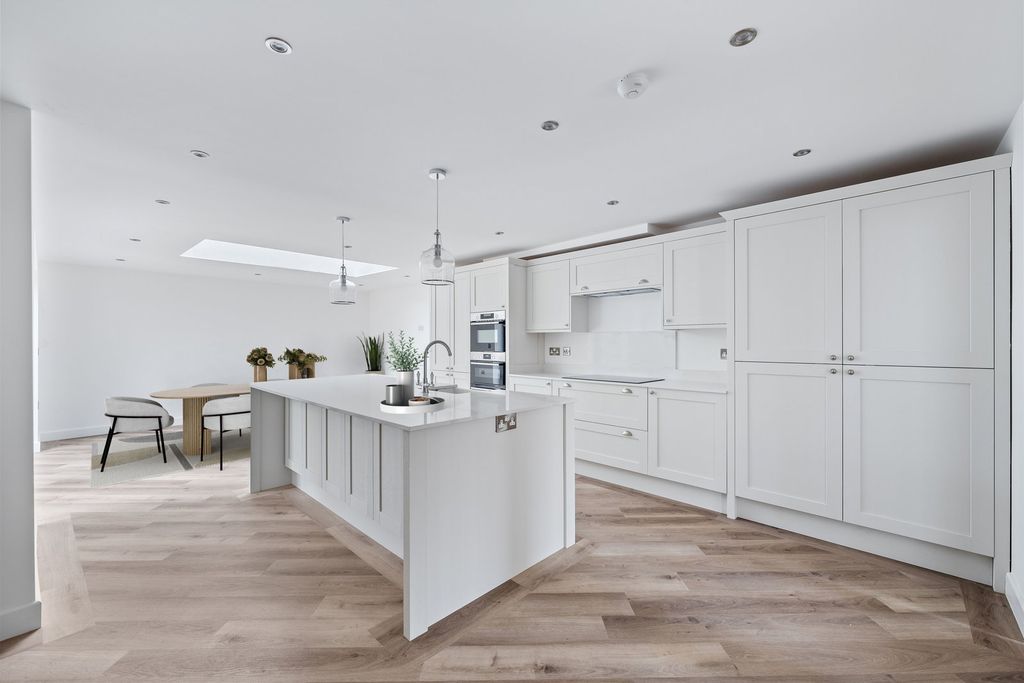 Property photo 3 of 37