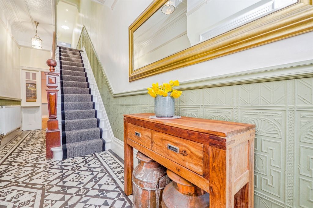 Property photo 3 of 27