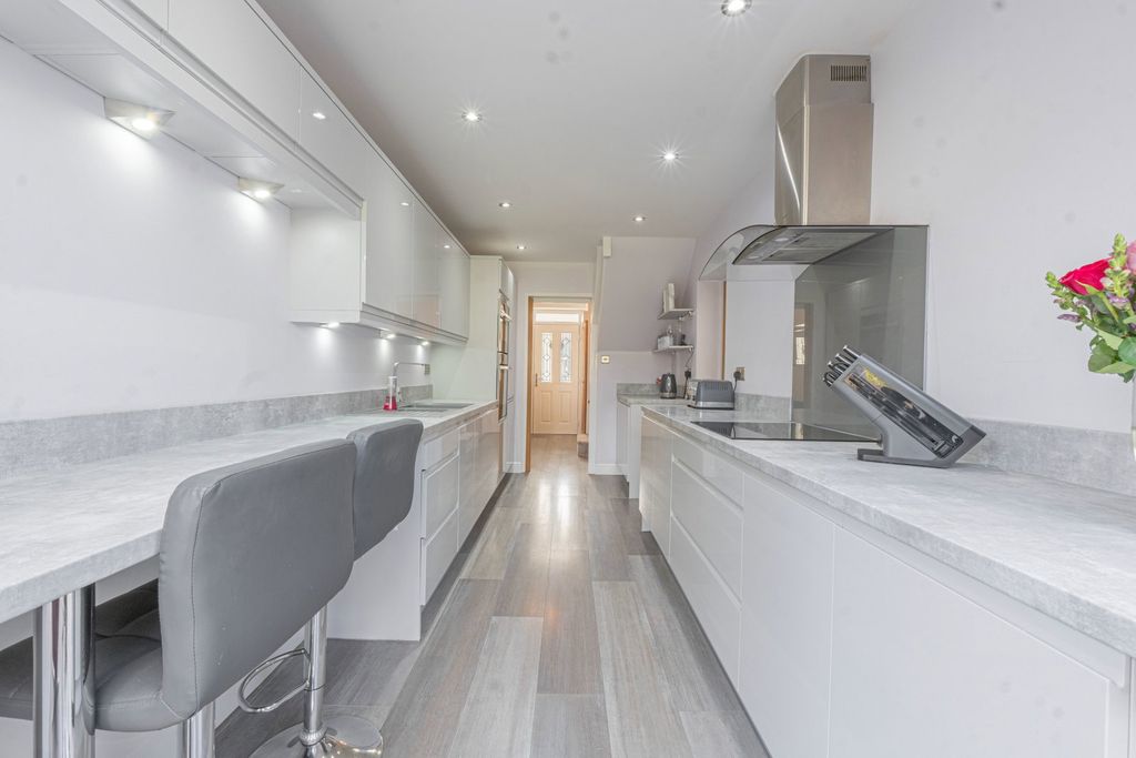 Property photo 2 of 39