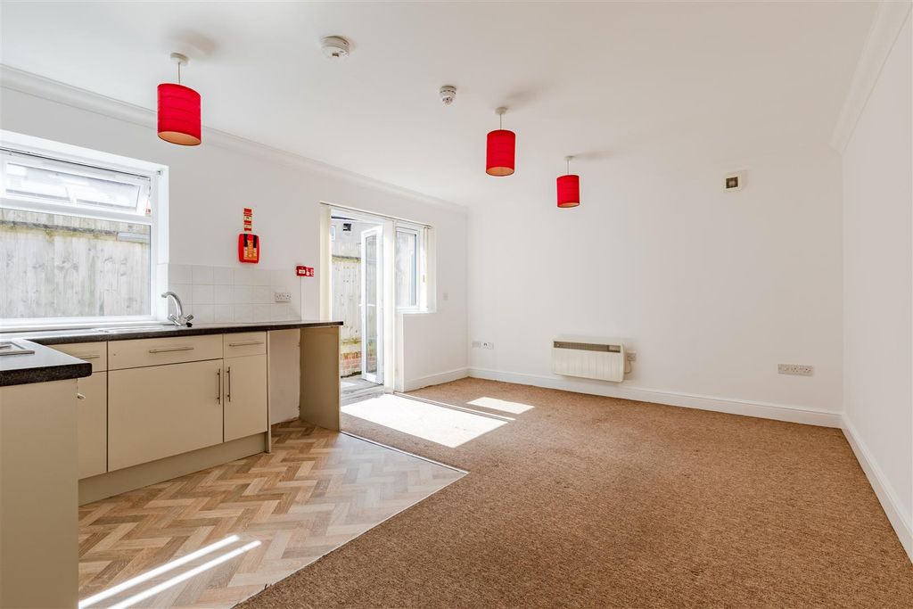 Property photo 3 of 11 Living Room/Kitchen