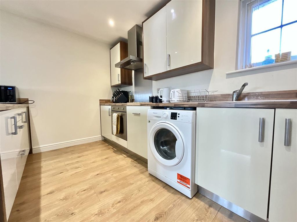 Property photo 3 of 12 Kitchen / Lounge