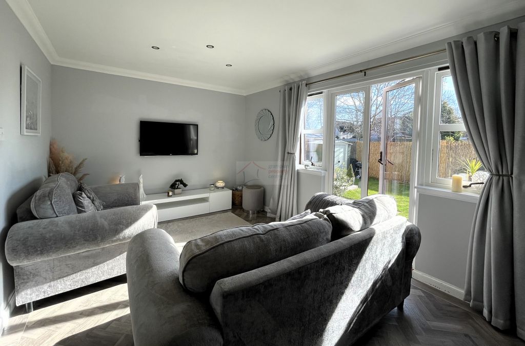 Property photo 3 of 20 Lounge A.Jpg