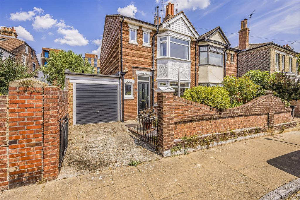 Property photo 1 of 23 16 Stafford Road, Southsea-Porticomarketing-Soldby