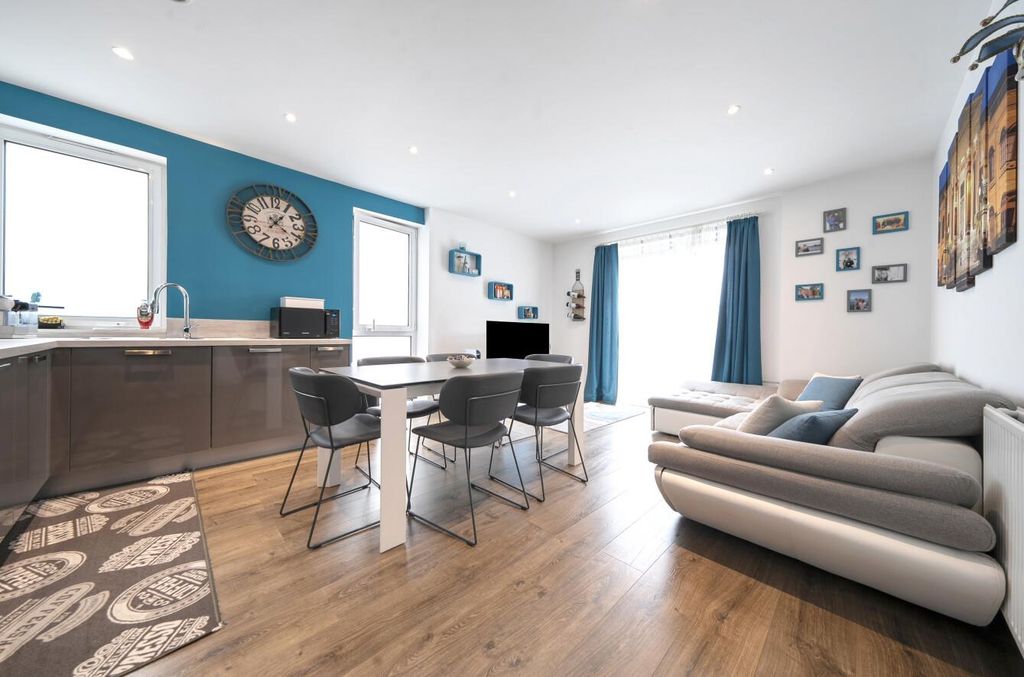 Property photo 3 of 10 Davidson Frost-Wellings, Dfw, Hallington Court, Li