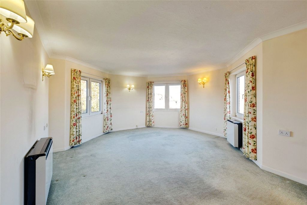 Property photo 3 of 11 Lounge