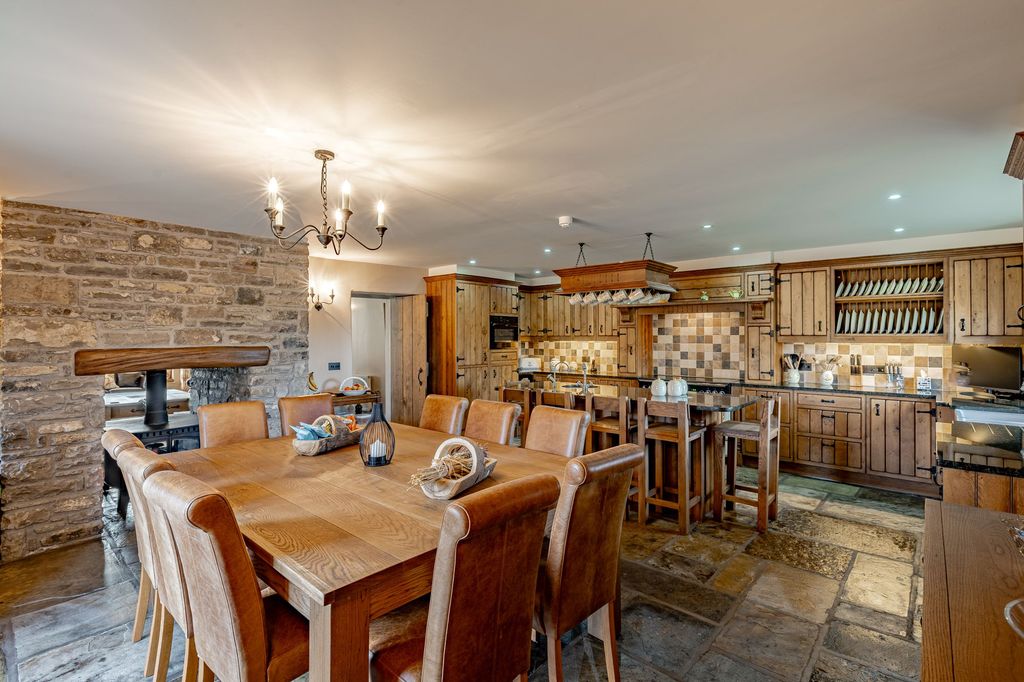 Property photo 2 of 83