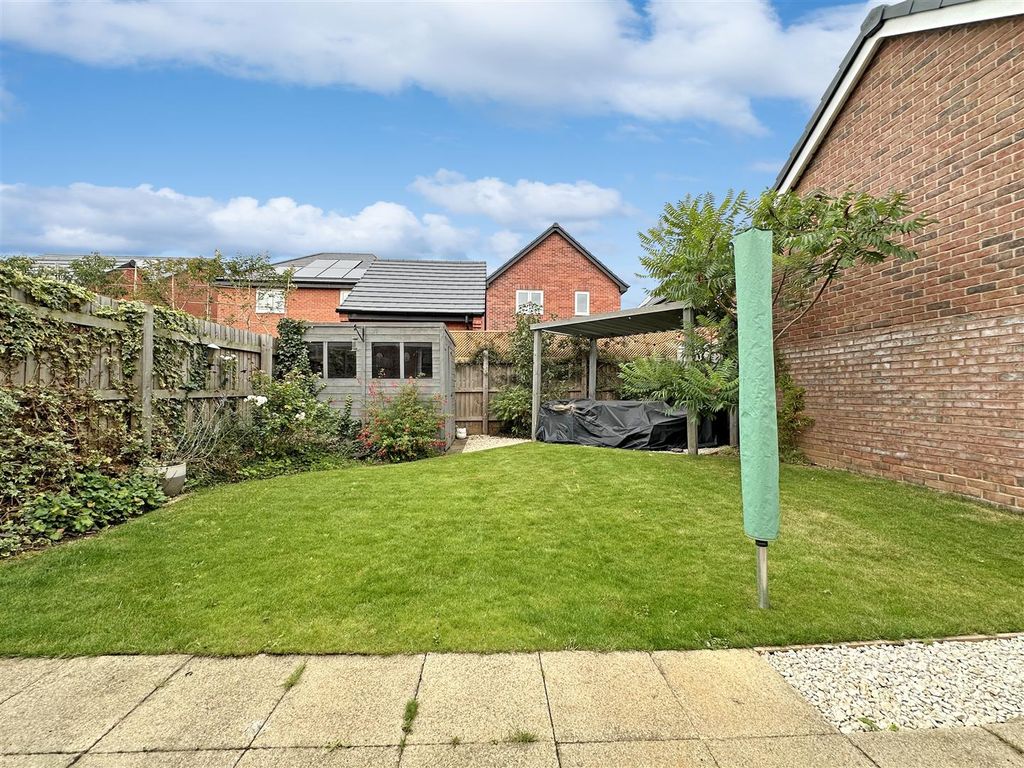Property photo 3 of 21 Delightful Landscaped Garden 031