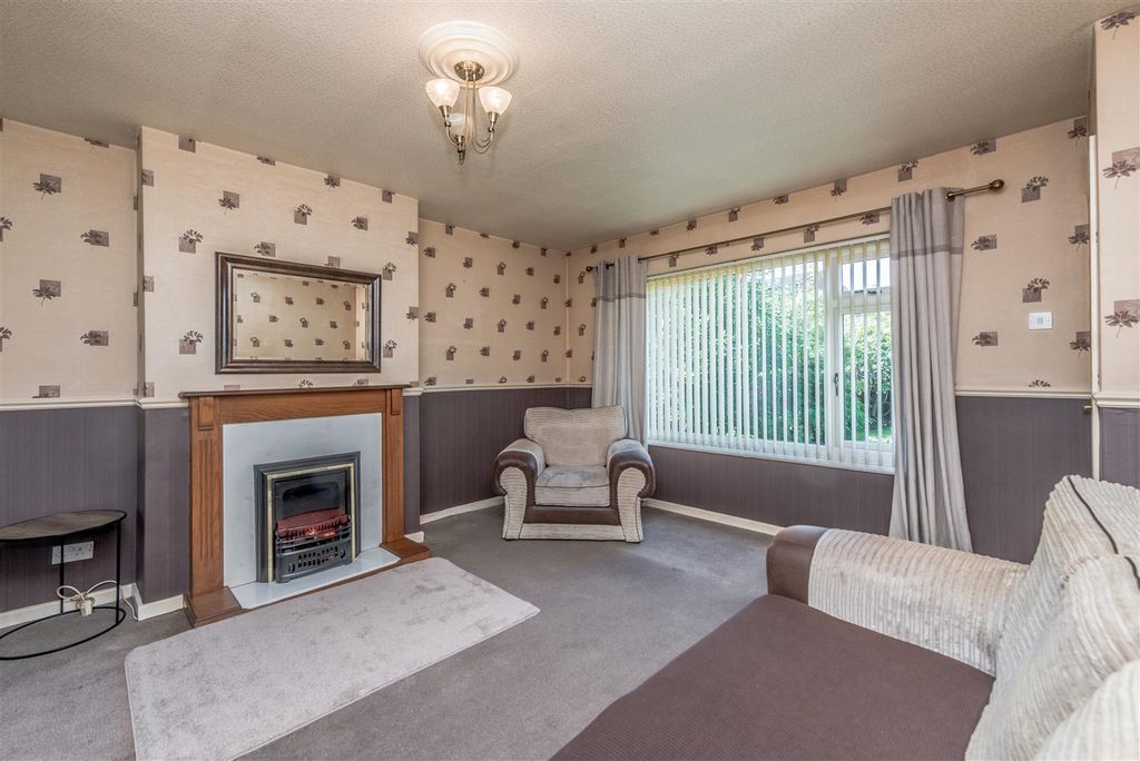 Property photo 2 of 18 Living Room / Dining Area: