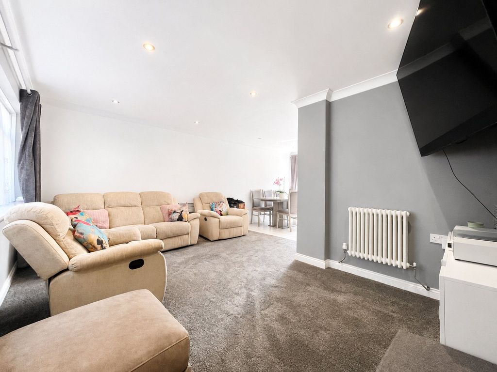 Property photo 3 of 11 Lounge