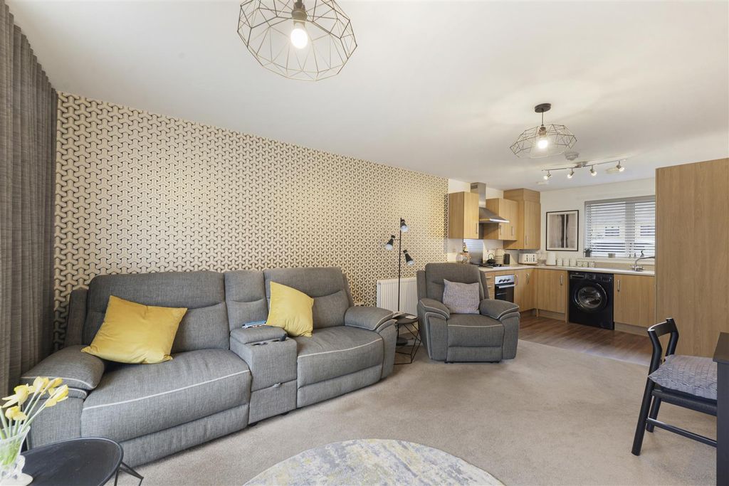 Property photo 2 of 11 8