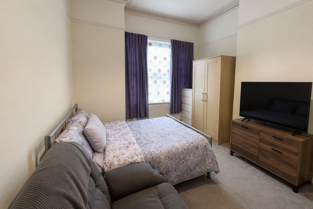 Property photo 1 of 6 Bedroom